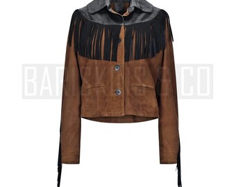 Könnte beinhalten: Braune Wildlederjacke mit schwarzem Lederkragen und Fransen. Die Jacke hat zwei Knöpfe und Fransen an den Ärmeln und Schultern. Die Jacke ist ein Cropped-Style.