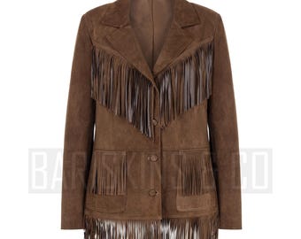 Könnte beinhalten: Braune Wildlederjacke mit Fransen. Die Jacke hat ein klassisches Blazer-Design mit Reverskragen, zwei Vordertaschen und Knopfverschlüssen. Die Fransen befinden sich an Brust, Taschen und Saum.