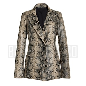 Może przedstawiać: Żakiet z wzorem skóry węża w odcieniach beżu, szarości i czerni. Jednorzędowa kurtka posiada klapy z wycięciami, dwie przednie kieszenie i zapięcie na jeden czarny guzik. Stylowa odzież wierzchnia.