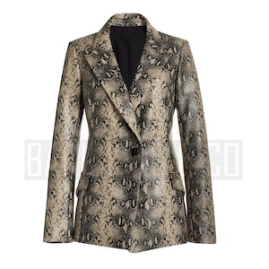 Peut inclure: Blazer à motif peau de serpent dans les tons beige, noir et gris. La veste présente un revers cranté, deux poches avant et une fermeture à un seul bouton. Manches longues et coupe ajustée. Vêtement élégant.