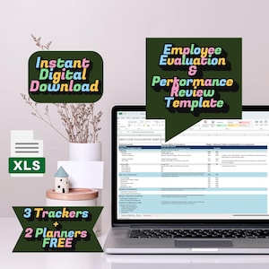 Puede incluir: Un portátil muestra una plantilla de evaluación de empleados. La imagen incluye el texto "Descarga digital instantánea", "Plantilla de evaluación y revisión del desempeño de los empleados", "3 rastreadores + 2 planificadores GRATIS" y "XLS". También se ven una pequeña casa decorativa y un jarrón con flores secas.