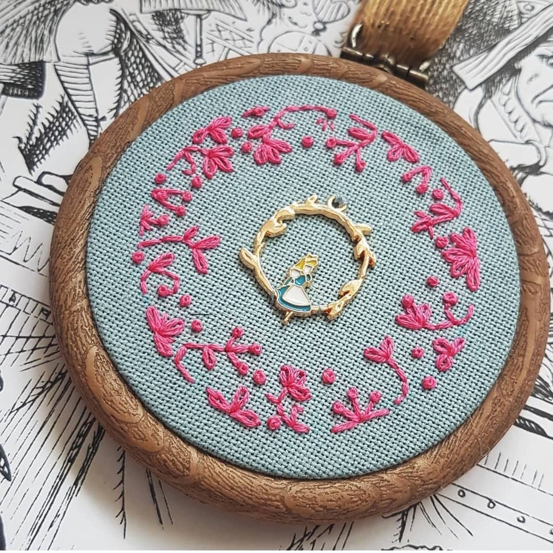 Broderie Diamant Alice Au Pays Des Merveilles Alice au pays des merveilles a inspiré la broderie en cerceau. | Etsy