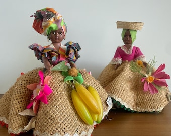 Paar Chiquita-poppen uit de jaren 50 uit Bermuda, Caribische souvenirpoppen met juterokken en fruithoofdtooi, set volkskunst uit het midden van de eeuw