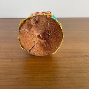 Vintage Chinese zijdekunstpop 10" op houten basis - Aziatisch souvenir geishabeeldje klederdracht - handgeschilderd gezicht afbeelding 8