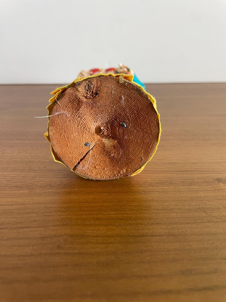 Vintage Chinese zijdekunstpop 10" op houten basis - Aziatisch souvenir geishabeeldje klederdracht - handgeschilderd gezicht afbeelding 8