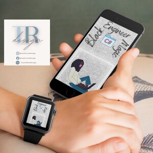 Könnte beinhalten: Eine Schwarzweißillustration einer schwarzen Frau, die an einem Laptop programmiert. Die Illustration befindet sich auf einem Telefon- und einem Smartwatch-Bildschirm. Der Text auf dem Bildschirm lautet "Black Engineer Magic" und "C#"