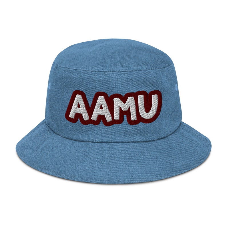 以下が含まれることがあります： 「AAMU」と刺繍された白と赤のロゴが付いた、青いデニムのバケットハットです。