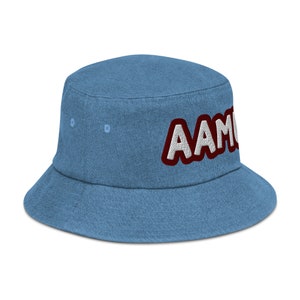 以下が含まれることがあります： 「AAMU」と刺繍された、マルーンと白の刺繍パッチが付いた、青いデニムのバケットハットです。