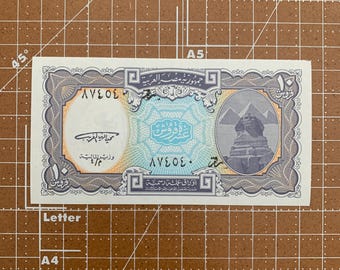 Egipski banknot 10 Piastrów Arabskiej Republiki Egiptu, kolekcjonerska waluta z historycznymi ikonami, idealna dla miłośników banknotów światowych