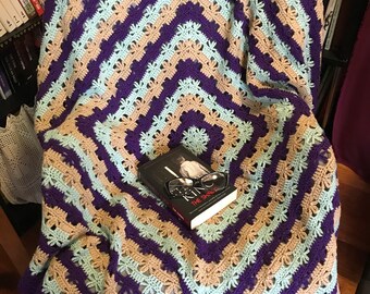 Manta afgana de Lapghan tejida a ganchillo, grande, color morado, turquesa y beige, muy suave, moderna, ideal como regalo de cumpleaños. Hecha a mano por JuliaKnitBoutique.