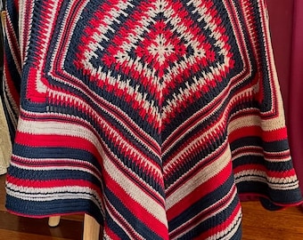 Manta de crochet estilo campestre, color rojo, azul marino y beige, afgana, suave, ligera, diseño único, regalo de cumpleaños para inauguración de la casa / por JuliaKnitBoutique