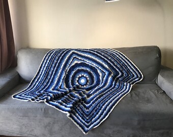 Manta de regazo afgana, elegante, hecha a mano, de ganchillo, moderna, suave, ideal como regalo de cumpleaños para inauguración de la casa, en tonos blancos y azules, de JuliaKnitBoutique.