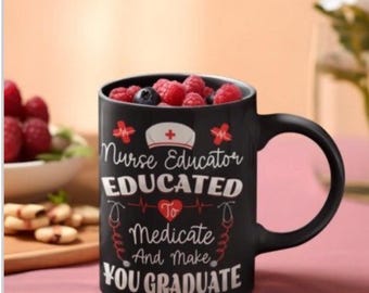 Taza de café de RN/Enfermera educadora educada para medicar y hacer que te gradúes. Taza divertida/Taza de té con humor de la escuela de enfermería/Regalo para ella.