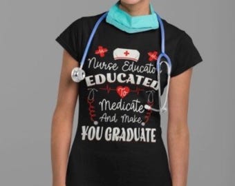 看護教育者が薬を処方して卒業させる教育を受けたTシャツ/面白い看護インストラクターTシャツ/RN面白い格言シャツ/LPN教育者へのギフト