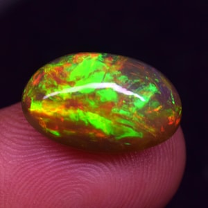 Cabochon di opale di fuoco naturale etiope da 5,8 carati: gemma ovale nera