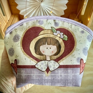 Neceser pequeño con estampado de muñeca (tela violeta)