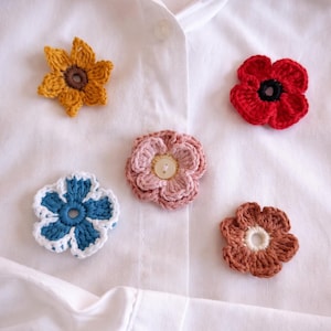 Par de botones de flores de crochet: adorno para camisa de primavera, cubrebotones florales hechos a mano