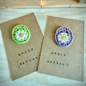 Cartoline di Pasqua con dettagli all'uncinetto