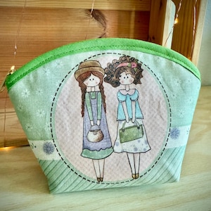 Neceser pequeño con patrón de muñeca (tela verde)