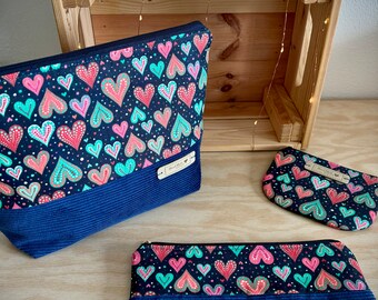 Set mit Taschen und Beuteln mit Herzmuster | Kulturbeutel, Federmäppchen & Geldbörse