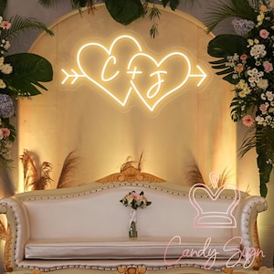 Benutzerdefinierte Initialen Doppelherz Leuchtreklame, minimalistische Hochzeit Liebe Pfeil Neonlicht, Hochzeitsfeier Verlobungsfeier Hintergrund, Geschenk für Paar