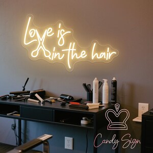 Liebe ist in der Haarschere Leuchtreklame, benutzerdefinierte Friseur Salon LED Leuchtreklame, Barber Shop Lichtschild, Schönheitssalon Wanddekor, Geschenke für Friseur