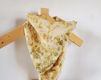Pañuelo de algodón orgánico con estampado ecológico y teñido naturalmente