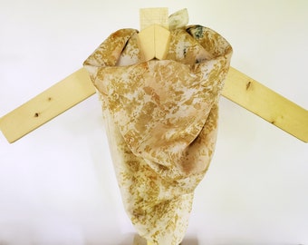 Bandana de algodón orgánico con estampado ecológico y teñido vegetal