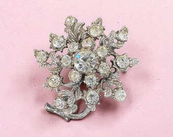 Broche vintage de plata con diamantes de imitación, diseño floral de copo de nieve, broche llamativo, joyería de cristal brillante de mediados de siglo.