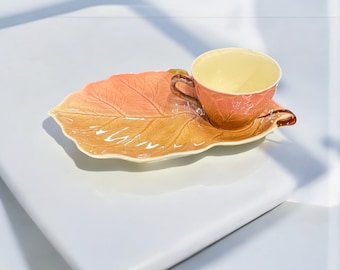Taza y platillo con forma de hoja de Royal Winton.