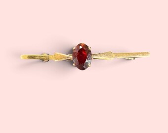 Broche de barra vintage en tono dorado con diamantes de imitación rojos, broche ovalado retro con piedra roja, joyería clásica de mediados de siglo, elegante broche de solapa vintage.