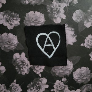 Toppa in tessuto punk con cuore anarchico