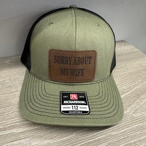 Przepraszam za moją żonę męska czapka Richardson 112 Trucker, czapka z zabawnym motywem małżeństwa, zabawny żart o żonie, zabawna męska czapka, czapka z siateczki z tyłu, czapka grawerowana laserowo