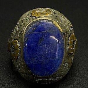 Vintage unique afghani silver ring with central lapis lazuli stone