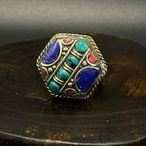 Handgefertigter versilberter nepalesischer Ring
