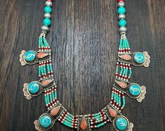 Collar tibetano único y antiguo hecho a mano con piedras turquesas y corales.