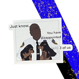 Könnte beinhalten: Ein Aufkleber mit einer Cartoon-Illustration eines Polizisten mit zwei Hunden. Der Polizist trägt eine weiße Uniform mit einer schwarzen Krawatte und einem schwarzen Namensschild. Der Text "Just know... You have disappointed all 3 of us" steht auf dem Aufkleber.