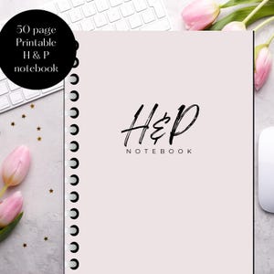 Może przedstawiać: Biały notes z czarną spiralą. Na okładce znajduje się czarne, ręcznie napisane logo z napisem "H&P NOTEBOOK".