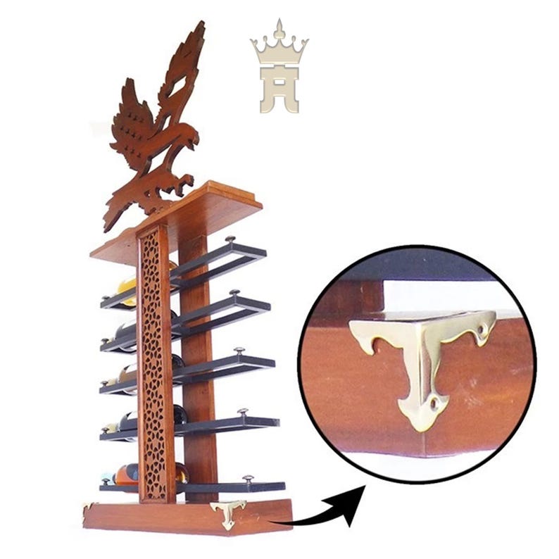 Puede incluir: Un botellero de madera con un &aacute;guila tallada en la parte superior. El botellero tiene m&uacute;ltiples estantes para botellas, con un panel decorativo calado en el centro. El botellero es de madera oscura y tiene detalles met&aacute;licos.