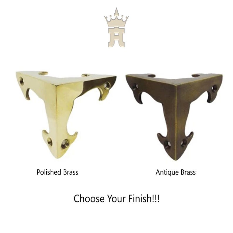 Puede incluir: Dos escuadras de esquina de lat&oacute;n, una pulida y otra antigua. La escuadra de lat&oacute;n pulido es de color dorado brillante, mientras que la escuadra de lat&oacute;n antiguo es de color marr&oacute;n oscuro. El texto "Choose Your Finish!!!" est&aacute; debajo.