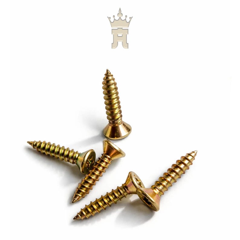 Puede incluir: Cuatro tornillos para madera dorados, con cabeza plana y punta, dispuestos sobre un fondo blanco. Los tornillos tienen un dise&ntilde;o de rosca en espiral y se utilizan habitualmente en proyectos de carpinter&iacute;a y construcci&oacute;n.