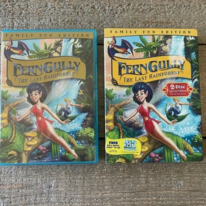 Op de afbeelding: Twee DVD-hoezen voor de film FernGully: Het laatste regenwoud. Beide hoezen zijn blauw en geel met de titel van de film en een afbeelding van een fee op de voorkant. De linker hoes is een single-disc editie en de rechter hoes is een 2-disc special edition.