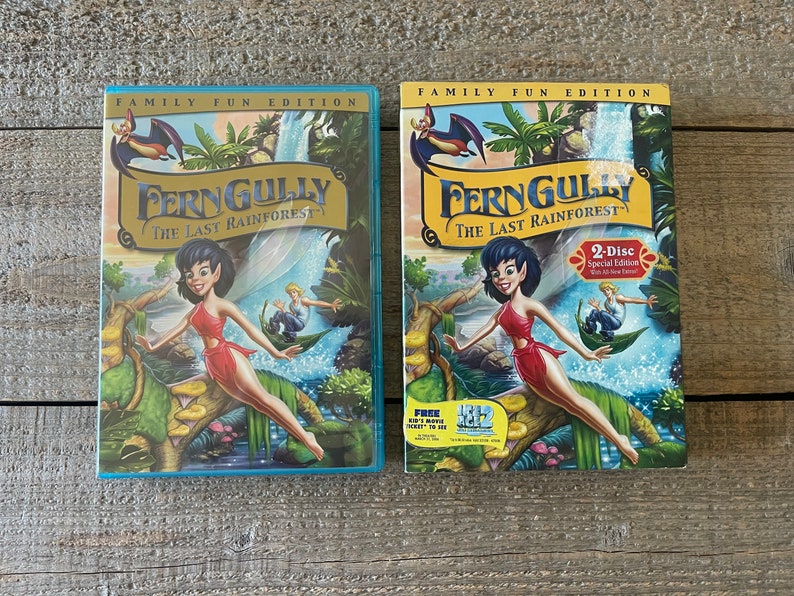 Op de afbeelding: Twee DVD-hoezen voor de film FernGully: Het laatste regenwoud. Beide hoezen zijn blauw en geel met de titel van de film en een afbeelding van een fee op de voorkant. De linker hoes is een single-disc editie en de rechter hoes is een 2-disc special edition.