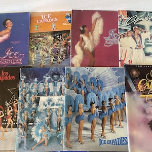 Könnte beinhalten: Eine Sammlung von acht Vintage-Programmen der Ice Capades mit bunten Bildern von Eiskunstläufern und dem Namen der Show. Die Programme sind in verschiedenen Farben, darunter Blau, Rot, Weiß und Schwarz.