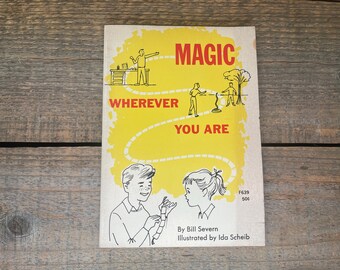 Może przedstawiać: Okładka książki w stylu vintage z tytułem "MAGIC WHEREVER YOU ARE" w czerwonych literach na żółtym tle. Okładka zawiera ilustracje osób wykonujących sztuczki magiczne. Autorem jest Bill Severn, a ilustratorem Ida Scheib.
