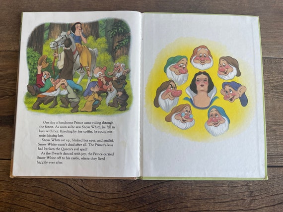 ウォルト・ディズニーの白雪姫と七人の小人 ゴールデンブック // 大型