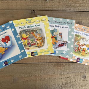 Könnte beinhalten: Vier quadratische Kinderbücher mit dem Titel My First Winnie the Pooh, darunter Pooh's Bad Dream, Pooh Helps Out, New Baby-sitter und Tigger's Moving Day. Jedes Buch hat einen hellen Rand mit Wolkenmuster und farbigen Illustrationen.