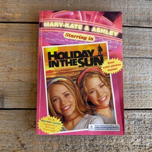 Holiday in the Sun // Mary Kate & Ashley Olsen Book // 2001 Paperback // Excellent Condition