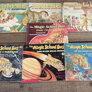 Puede incluir: Una colección de diez libros infantiles de la serie El autobús mágico. Los libros presentan un autobús escolar amarillo con una cara sonriente y diferentes aventuras, incluyendo un viaje dentro de un huracán, un viaje al fondo del océano y una exploración del cuerpo humano.