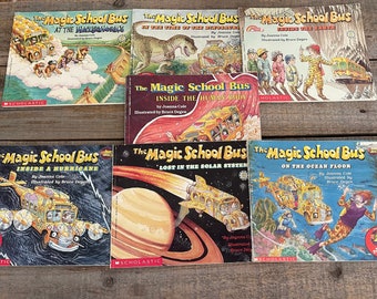 Puede incluir: Una colección de diez libros infantiles de la serie El autobús mágico. Los libros presentan un autobús escolar amarillo con una cara sonriente y diferentes aventuras, incluyendo un viaje dentro de un huracán, un viaje al fondo del océano y una exploración del cuerpo humano.